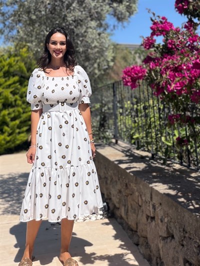 Beyaz Üzeri Siyah Papatyalı Kemerli Gipeli  Elbise