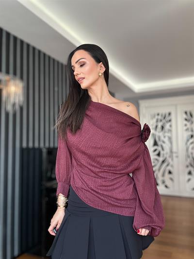 Bordo Düşük Omuz Çiçek Broşlu Bluz