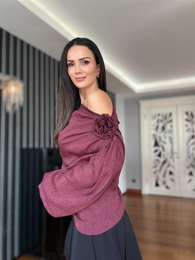 Bordo Düşük Omuz Çiçek Broşlu Bluz