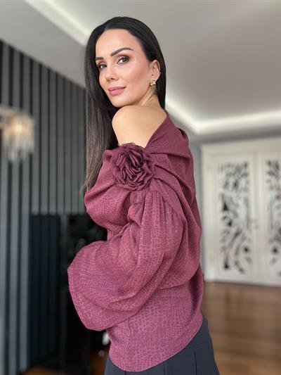 Bordo Düşük Omuz Çiçek Broşlu Bluz