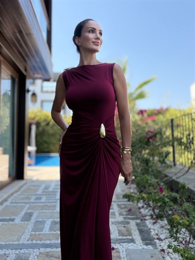 Bordo Omuzu Ve Beli Tokalı Yan Büzgülü Elbise