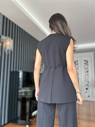 Broş Detaylı Kolsuz Tasarım Bluz