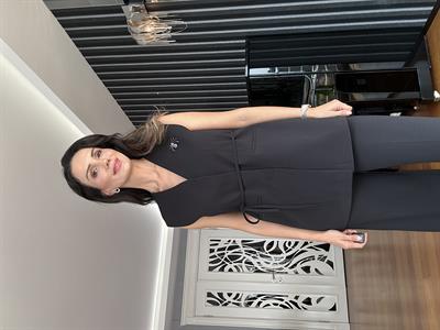 Broş Detaylı Kolsuz Tasarım Bluz