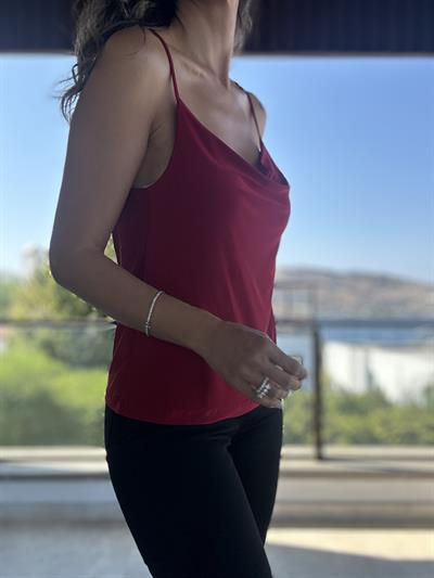Degaje Yaka Askılı Kırmızı Bluz