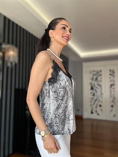 Gri Yılan Desenli Dantelli Askılı Bluz