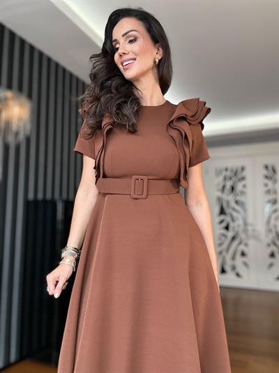 Kahverengi Kolları Katlı Kemerli Elbise