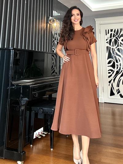 Kahverengi Kolları Katlı Kemerli Elbise