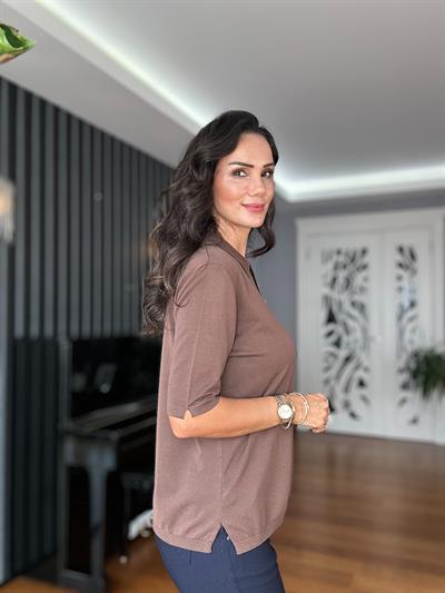 Kahverengi Yakalı Yarım Kollu Düğmeli Triko Kazak