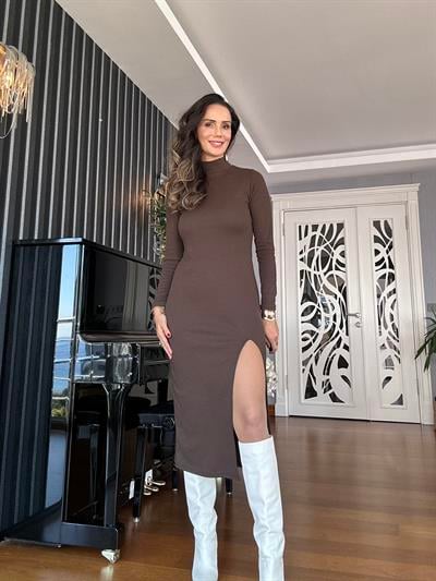 Kahverengi Yırtmaçlı Elbise