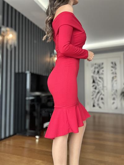 Kırmızı Omuz Dekolteli Eteği Volanlı  Elbise