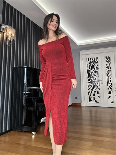 Kırmızı Yırtmaçlı Omuz Dekolteli Parlak Elbise