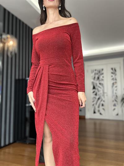 Kırmızı Yırtmaçlı Omuz Dekolteli Parlak Elbise