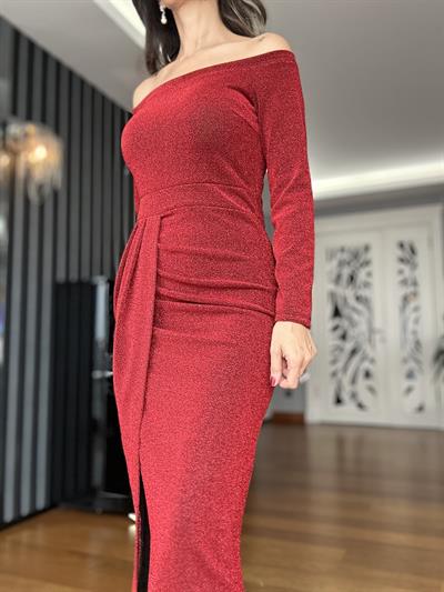 Kırmızı Yırtmaçlı Omuz Dekolteli Parlak Elbise