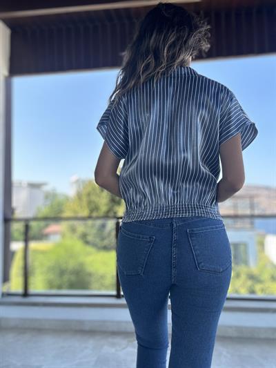 Koyu Gri Üzeri Beyaz Çizgili Bağlamalı Gömlek