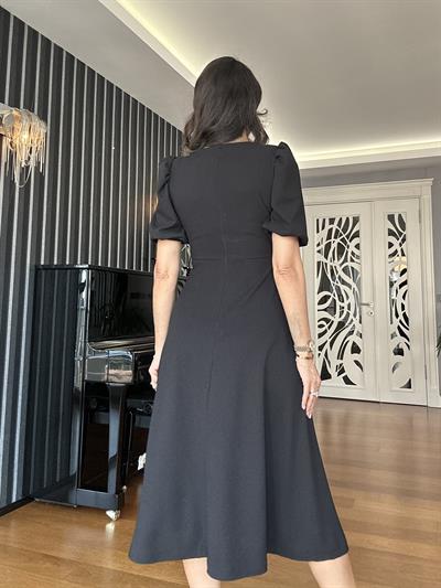 Siyah Balon Kol Fiyonk Broşlu Elbise