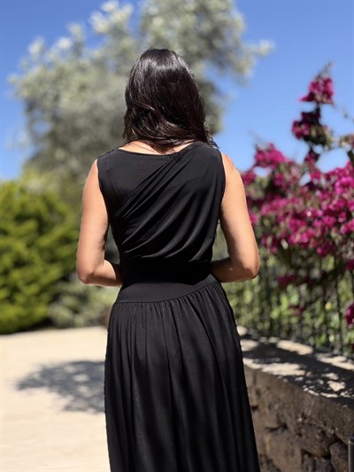 Siyah Beli Verev Kolsuz Elbise
