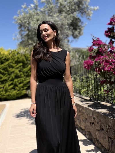 Siyah Beli Verev Kolsuz Elbise