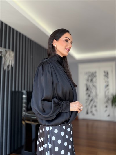 Siyah Boyundan Bağlama Detaylı Şifon Bluz