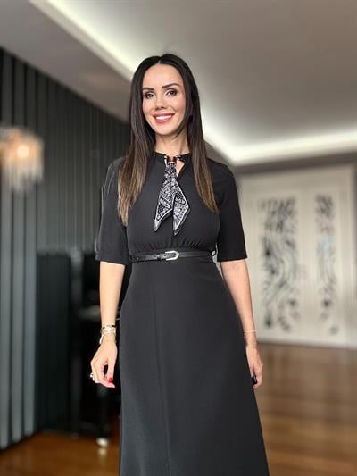 Siyah Fularlı Kemerli Elbise