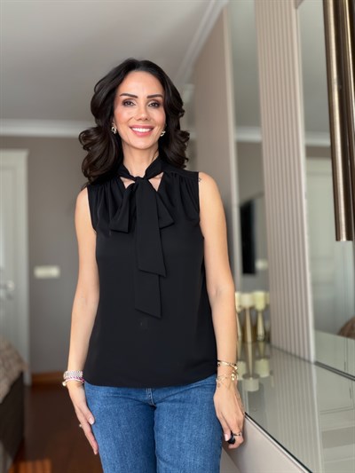 Siyah Fularlı Kolsuz Bluz