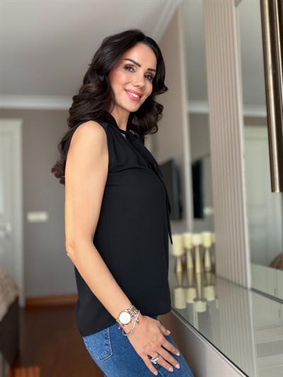 Siyah Fularlı Kolsuz Bluz