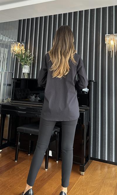 Siyah İnce Çizgili Likralı Gömlek