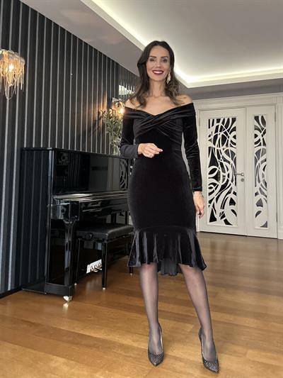 Siyah Kadife Omuz Dekolteli Eteği Volanlı  Elbise