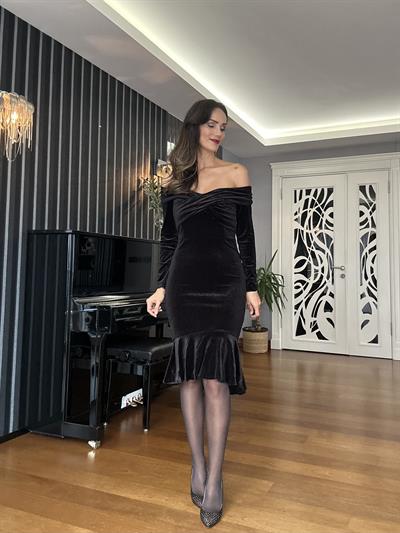 Siyah Kadife Omuz Dekolteli Eteği Volanlı  Elbise