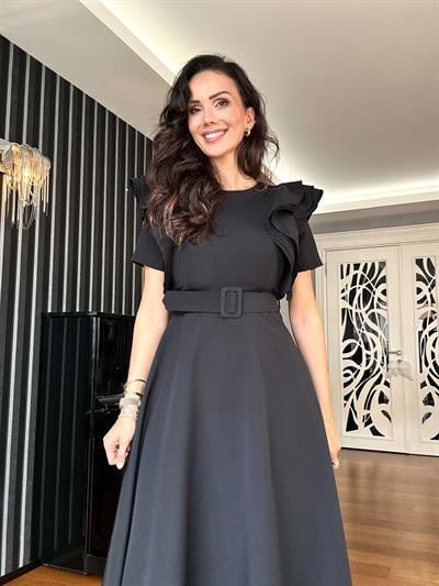 Siyah Kolları Katlı Kemerli Elbise