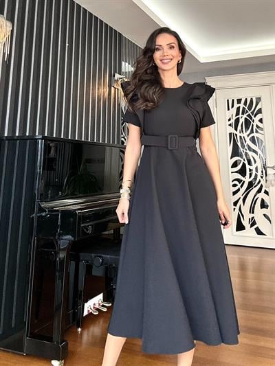 Siyah Kolları Katlı Kemerli Elbise