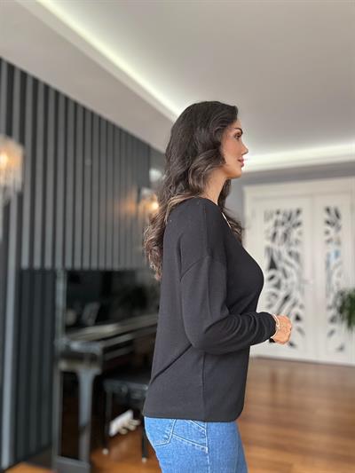Siyah Omuz Aksesuarlı Uzun Kollu Triko Kazak
