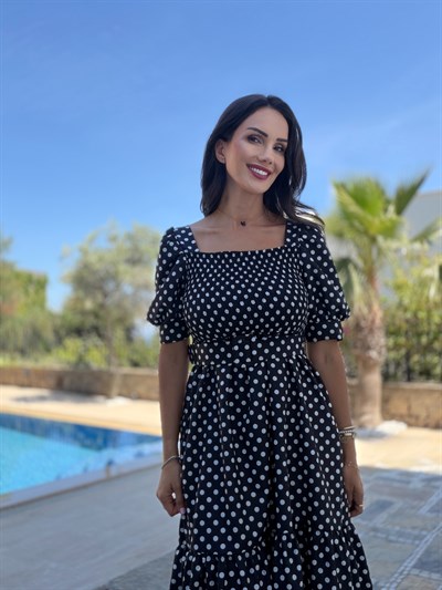 Siyah Üzeri Beyaz Puantiyeli Kemerli Gipeli  Elbise