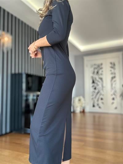 Siyah Yırtmaçlı Uzun Elbise