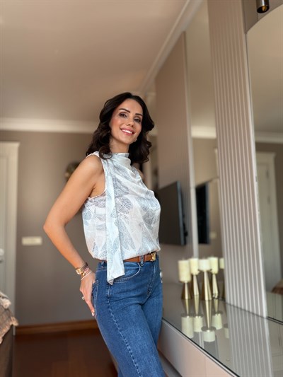 Yaprak Desenli Fularlı Kolsuz Saten Bluz