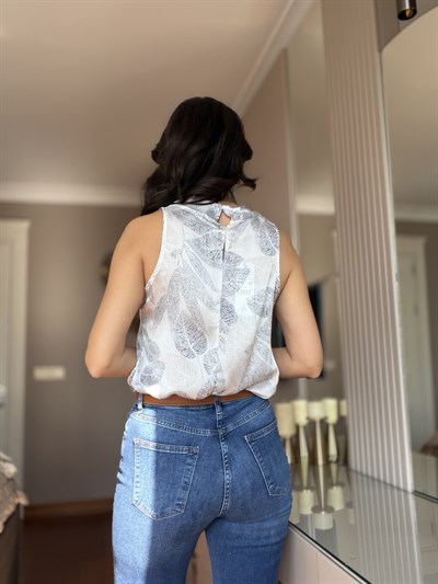 Yaprak Desenli Fularlı Kolsuz Saten Bluz