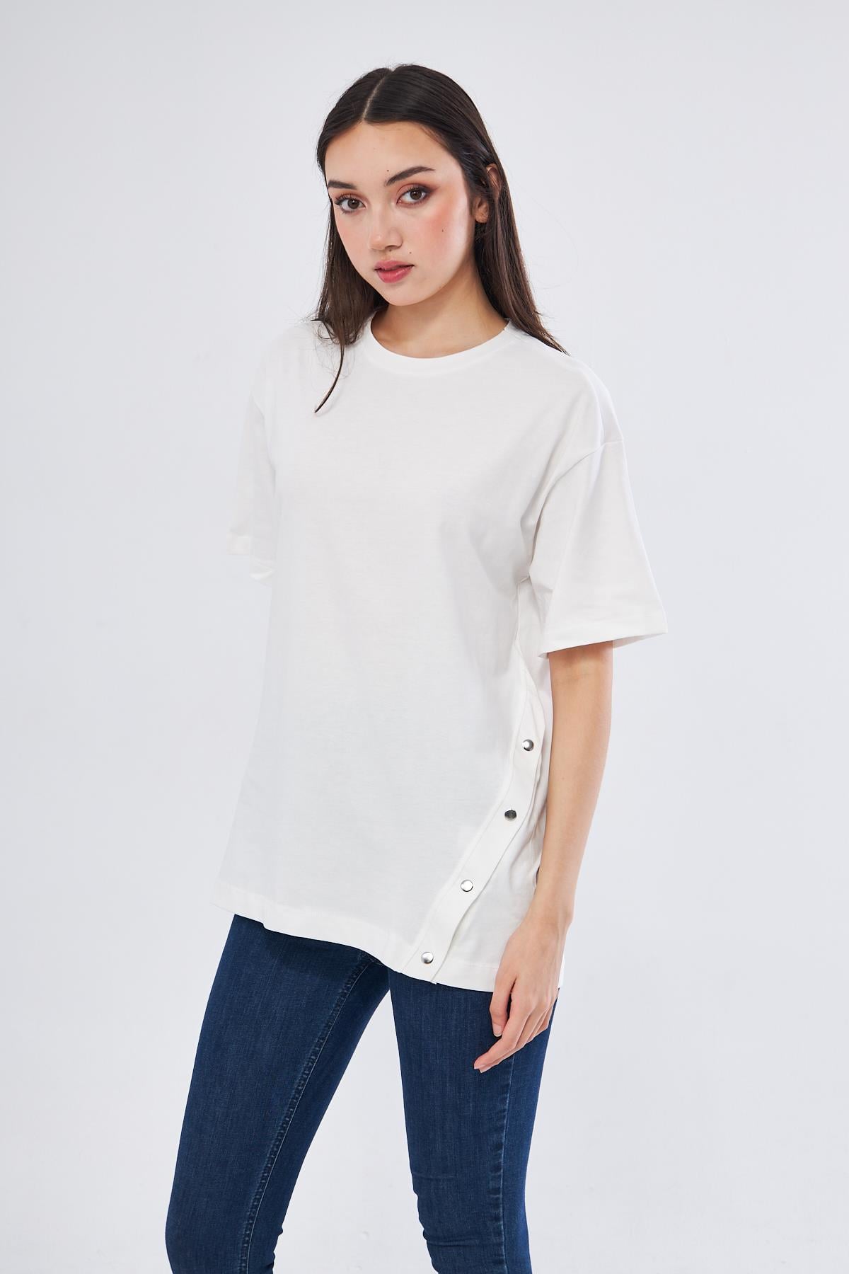 Çıtçıt detaylı beyaz t-shirt - Charamela