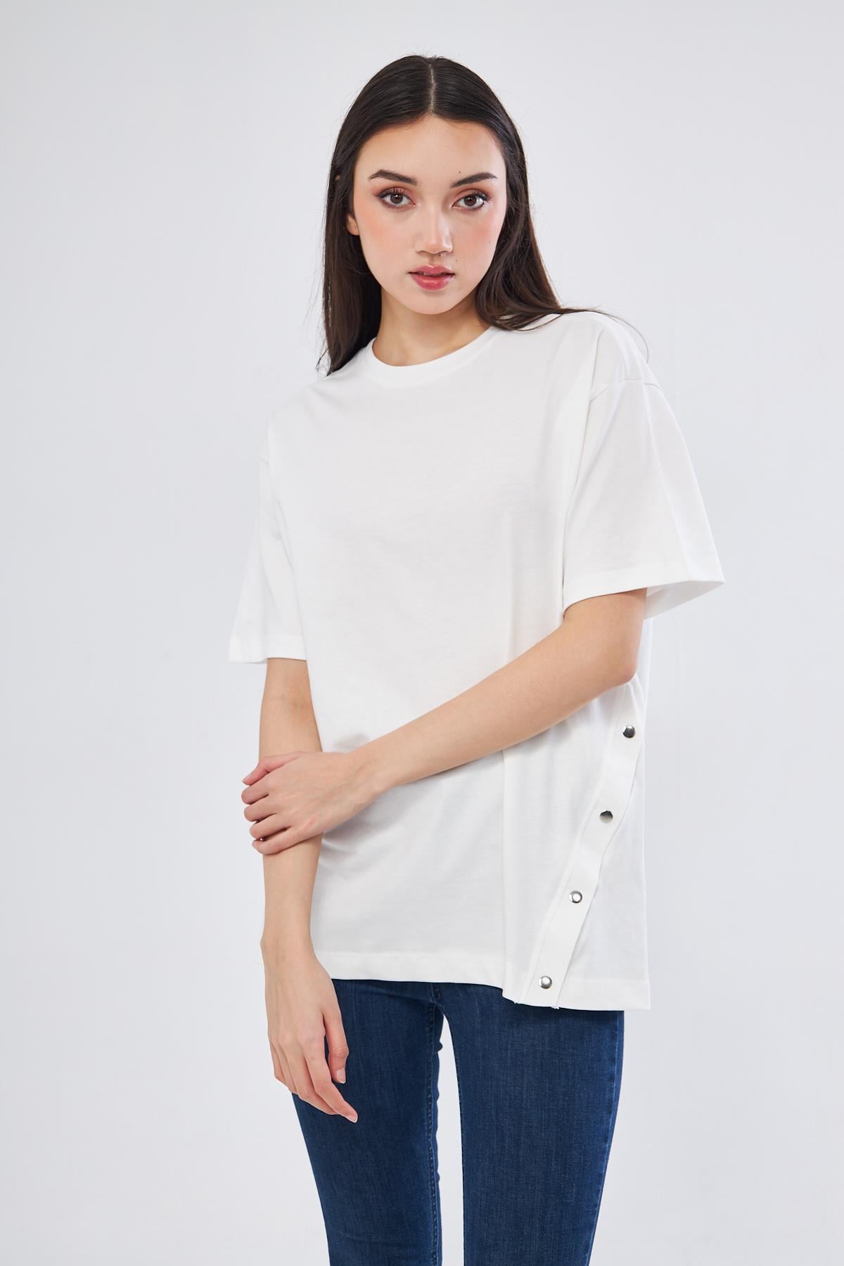 Çıtçıt detaylı beyaz t-shirt - Charamela