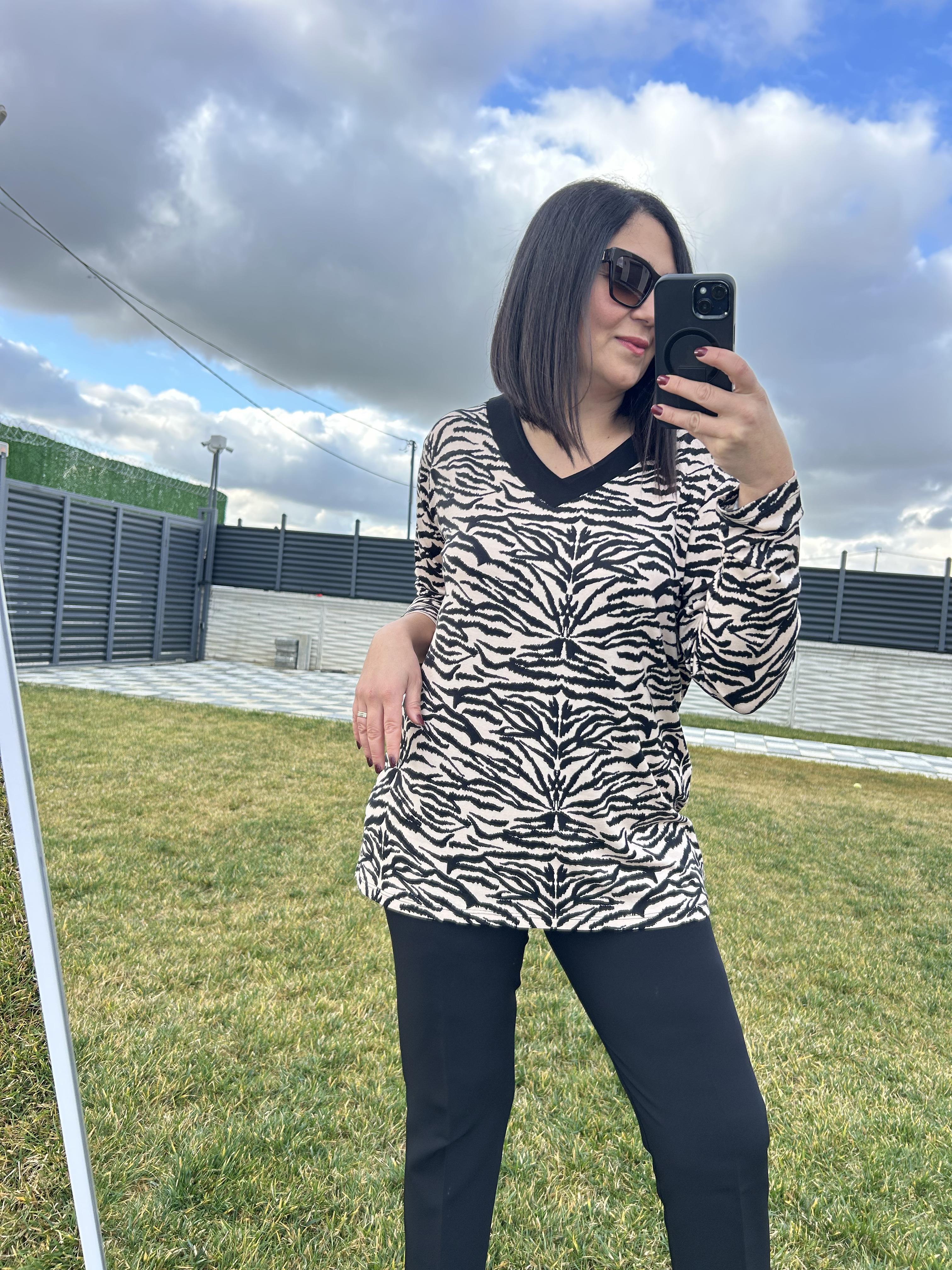 Kadın büyük beden zebra baskılı v yaka bluz-bgb80 - Charamela