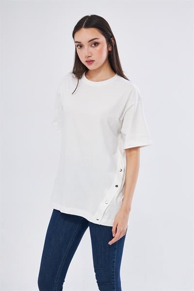 Çıtçıt detaylı beyaz t-shirt - Charamela