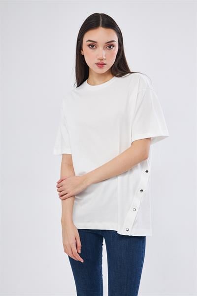 Çıtçıt detaylı beyaz t-shirt - Charamela