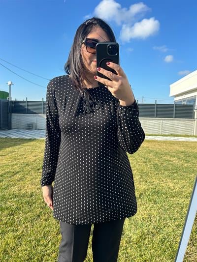 Kadın büyük beden siyah - beyaz puantiye baskı detaylı viskon kumaş örme bluz-bgb103 - Charamela