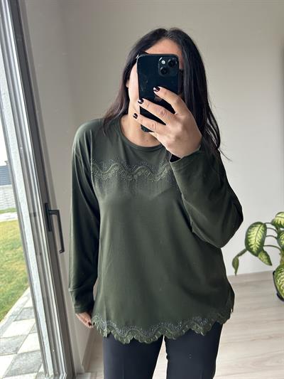 Kadın büyük beden yaka ve etek taş nakış detaylı bluz -bgb72 - Charamela