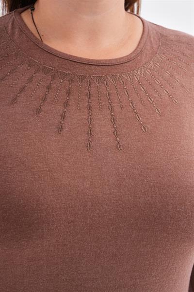 Kadın uzun kollu yakası nakış detaylı büyük beden penye bluz-bgb49 - Charamela