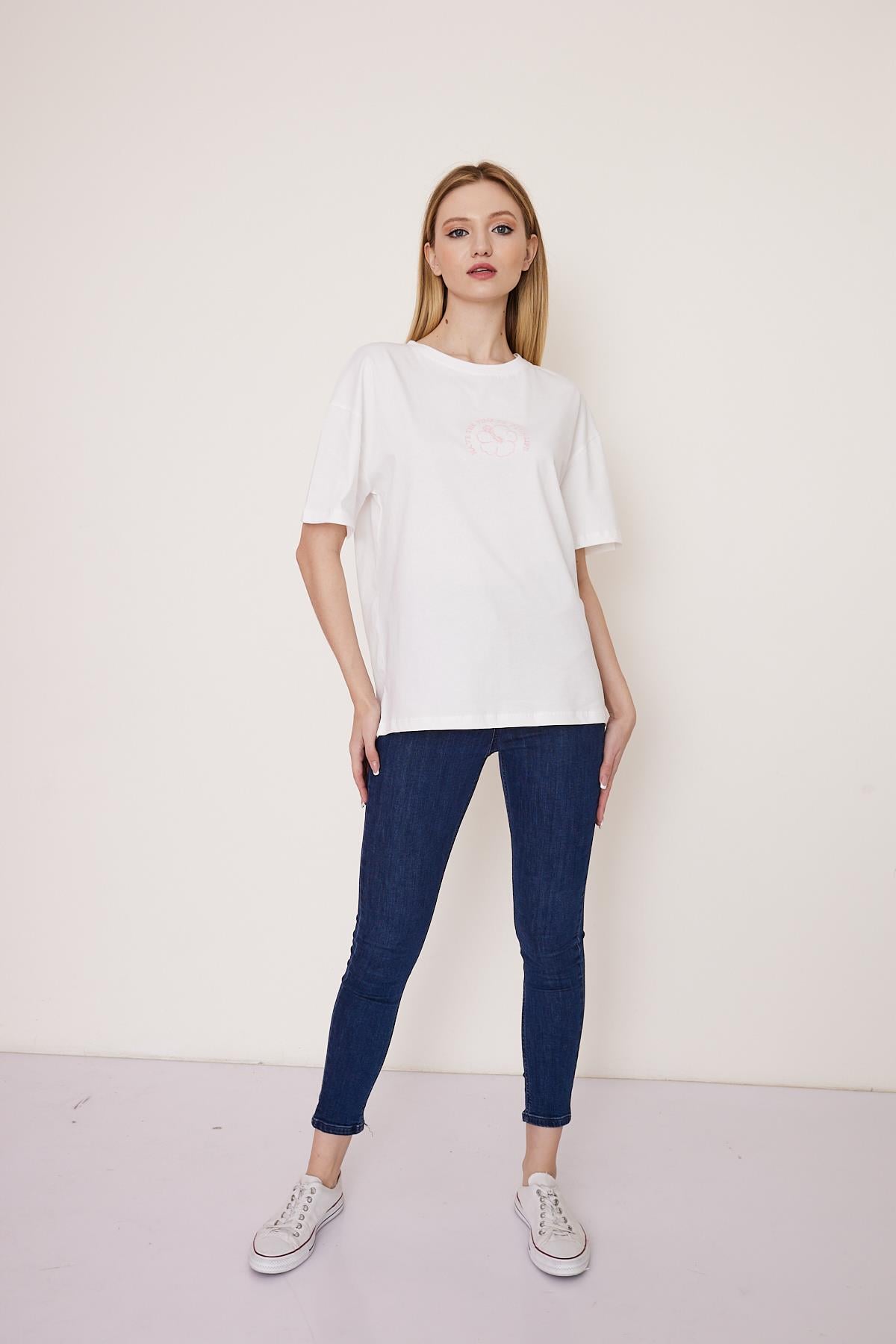 Beyaz Oversize Nakışlı Pamuk Tshirt