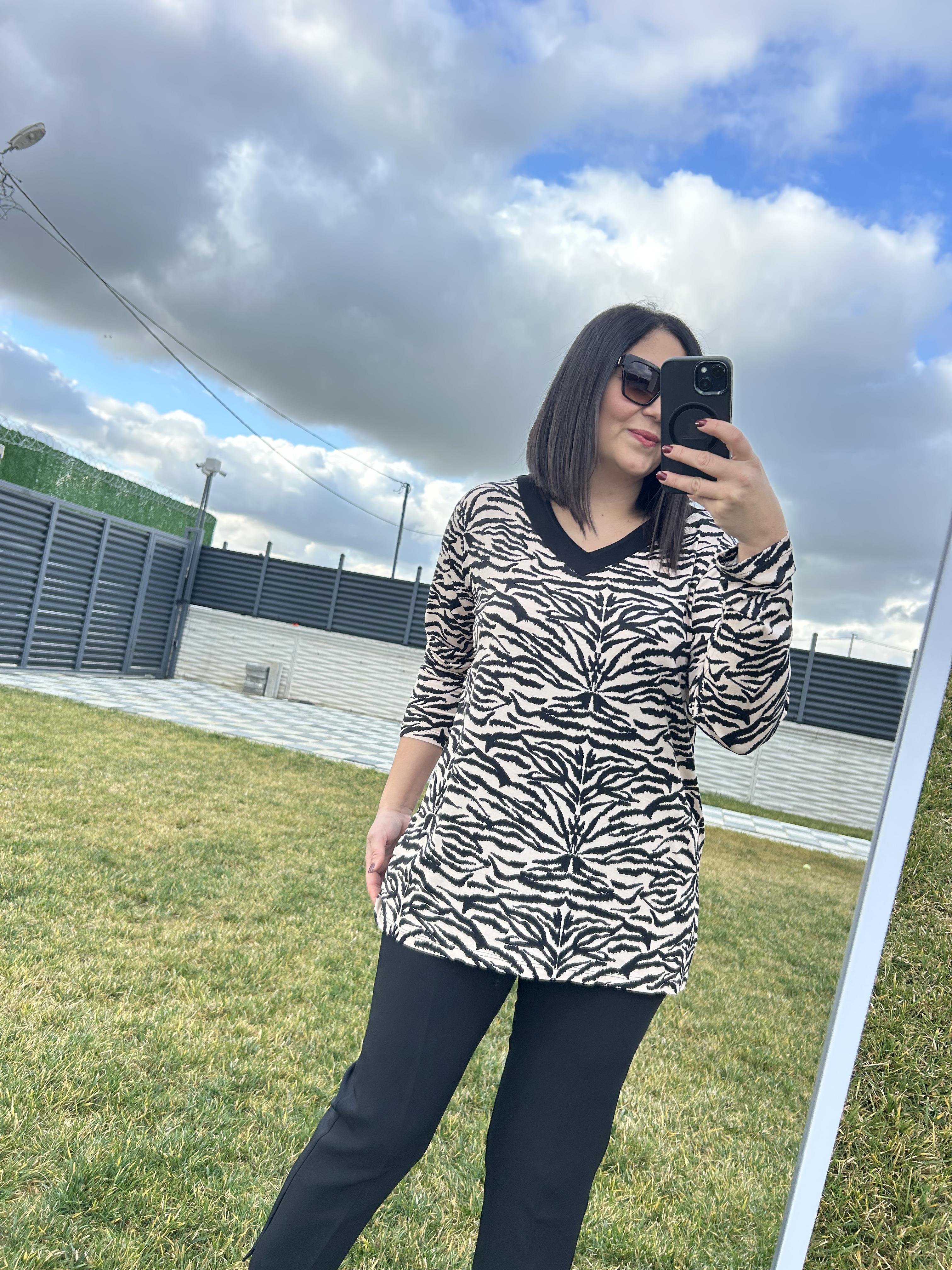 Kadın Büyük Beden Zebra Baskılı V Yaka Bluz-BGB80