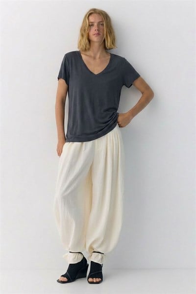 Ön ve Arka V Yaka Basic Viskon Karışımlı Tişört