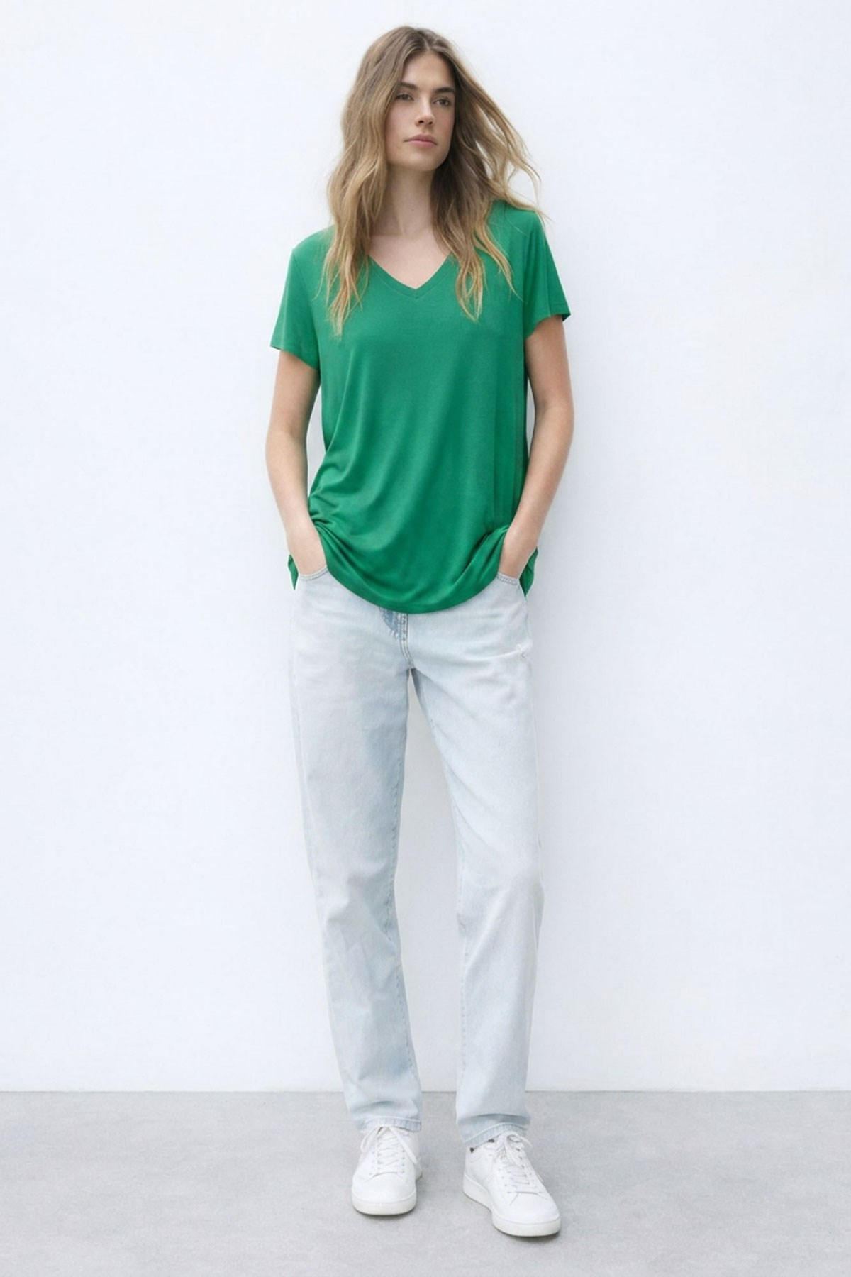 Ön ve Arka V Yaka Basic Viskon Karışımlı Tişört