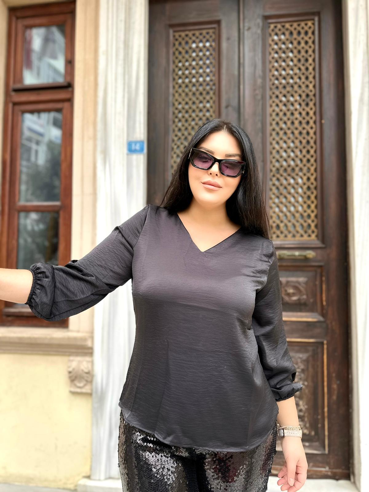 Büyük Beden Ayrobin Kumaş Sırt Gold Zincir Detaylı Kadın Bluz - Siyah 