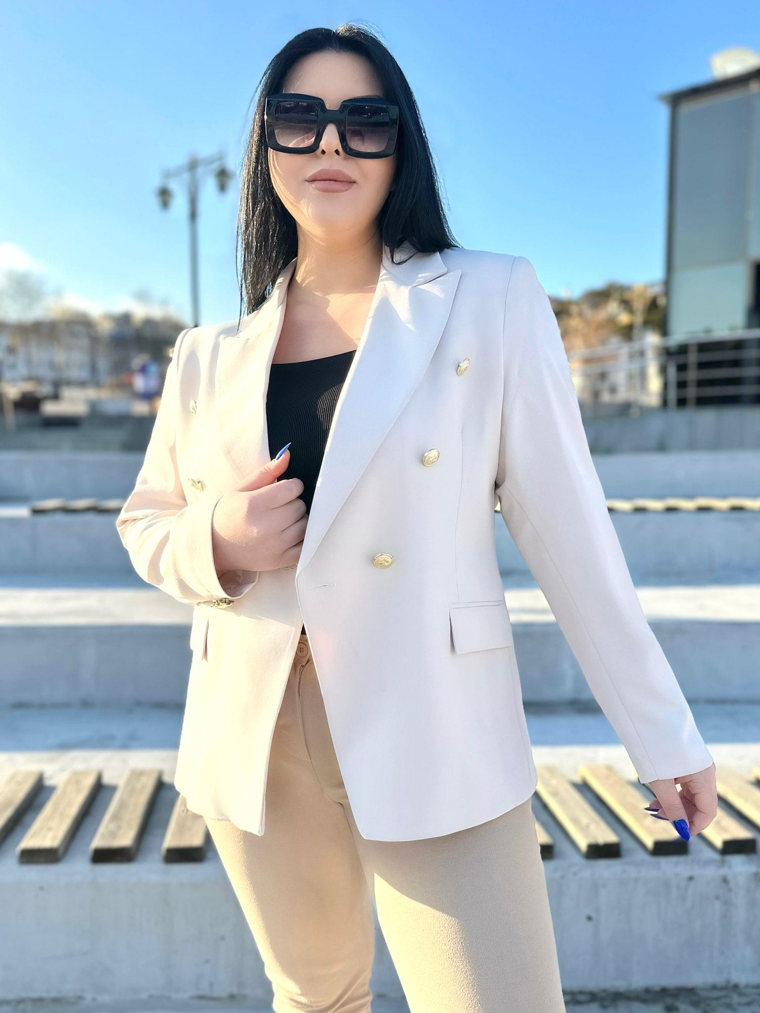 Büyük Beden Gold Düğme Detay Kadın Blazer Ceket - Krem 
