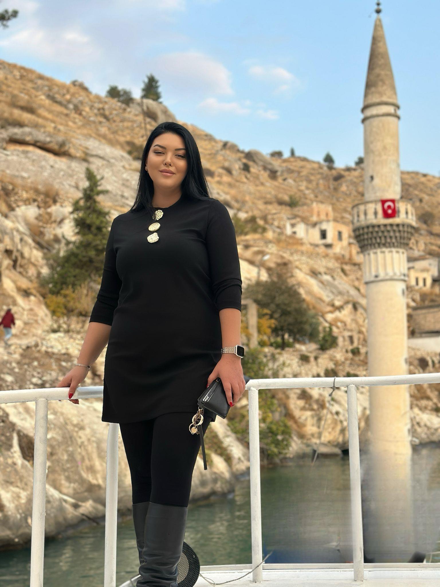 Büyük Beden Likralı Krep Kumaş Gold Düğme Detaylı Elbise - Siyah